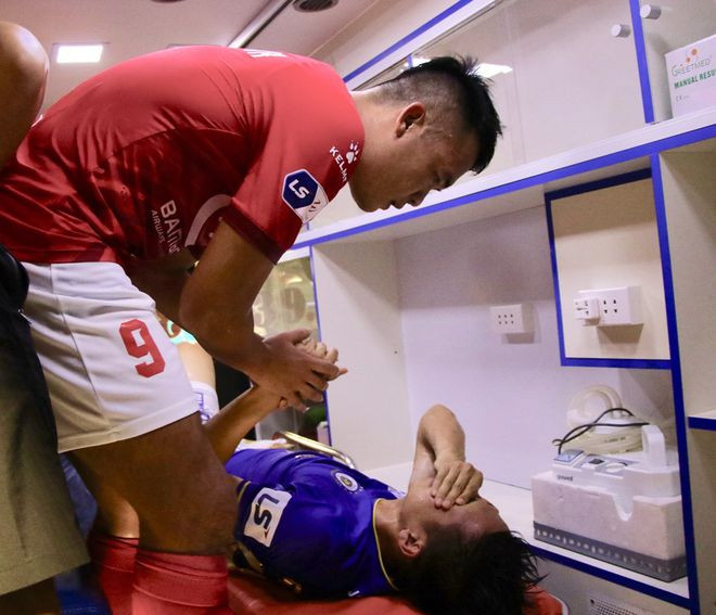Hủy hoại chân Hùng Dũng, “thợ săn ống đồng” Ngô Hoàng Thịnh bị treo giò đến hết tháng 12