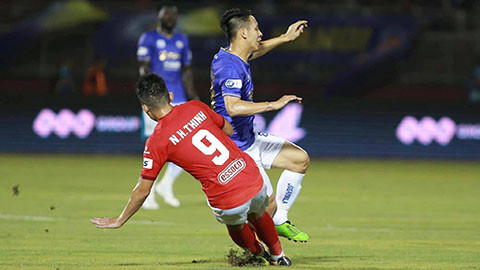 Cận cảnh pha vào bóng của Hoàng Thịnh khiến Hùng Dũng chấn thương nặng
