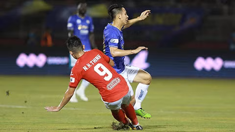 Cận cảnh pha vào bóng của Hoàng Thịnh khiến Hùng Dũng chấn thương nặng