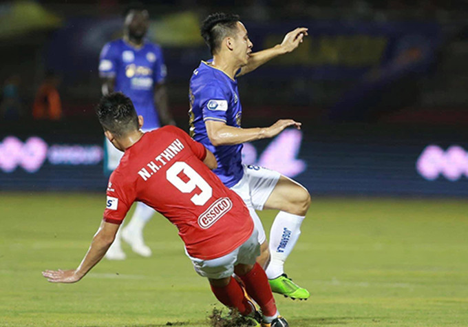 Cận cảnh pha vào bóng của Hoàng Thịnh khiến Hùng Dũng chấn thương nặng