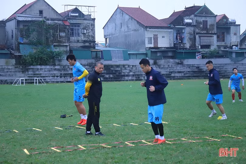Cầu thủ Hải Phòng tập nhẹ trước trận gặp chủ nhà Hồng Lĩnh Hà Tĩnh
