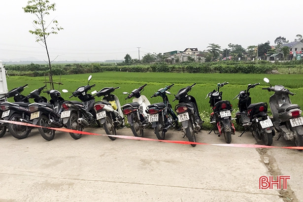 Công an Đức Thọ xử phạt học sinh điều khiển xe máy đến trường khi chưa đủ tuổi, không đội mũ bảo hiểm