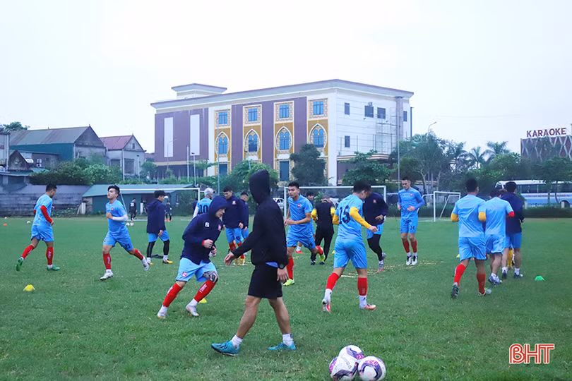 Cầu thủ Hải Phòng tập nhẹ trước trận gặp chủ nhà Hồng Lĩnh Hà Tĩnh