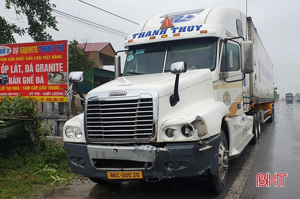 Đang dừng giải quyết va chạm giao thông, ôtô Camry lại bị container tông nát đuôi trên QL 1A ở Hà Tĩnh