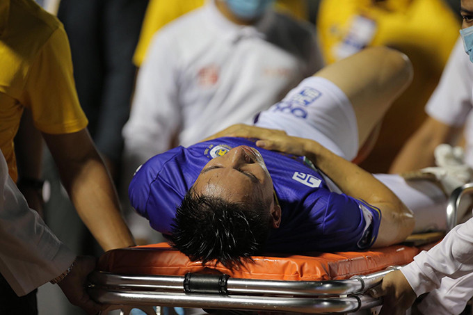 Cận cảnh pha vào bóng của Hoàng Thịnh khiến Hùng Dũng chấn thương nặng