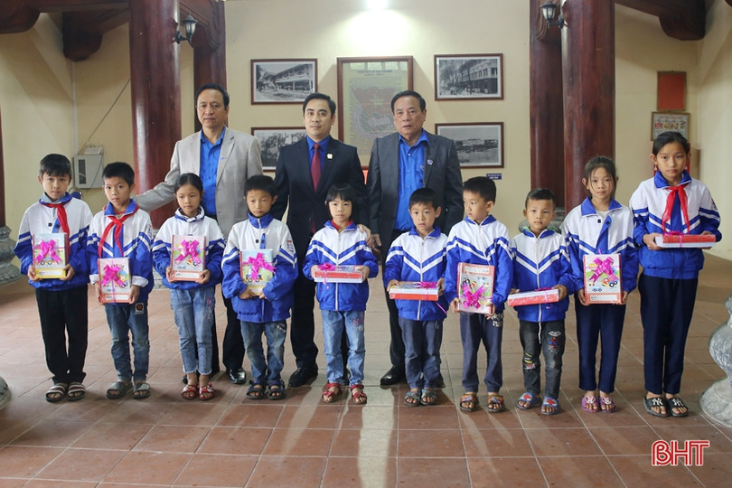 Bàn giao 18 nhà ở cho cán bộ và cựu cán bộ Đoàn, đoàn viên, thanh thiếu nhi Hà Tĩnh