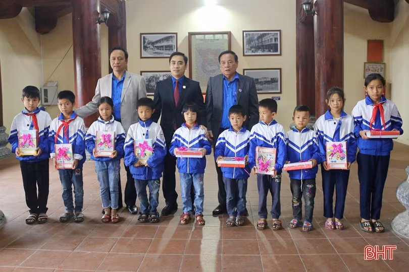 Bàn giao 18 nhà ở cho cán bộ và cựu cán bộ Đoàn, đoàn viên, thanh thiếu nhi Hà Tĩnh