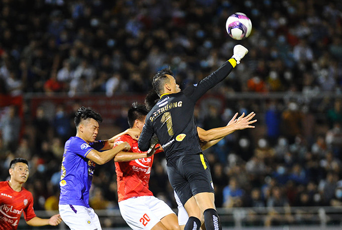 Cận cảnh pha vào bóng của Hoàng Thịnh khiến Hùng Dũng chấn thương nặng