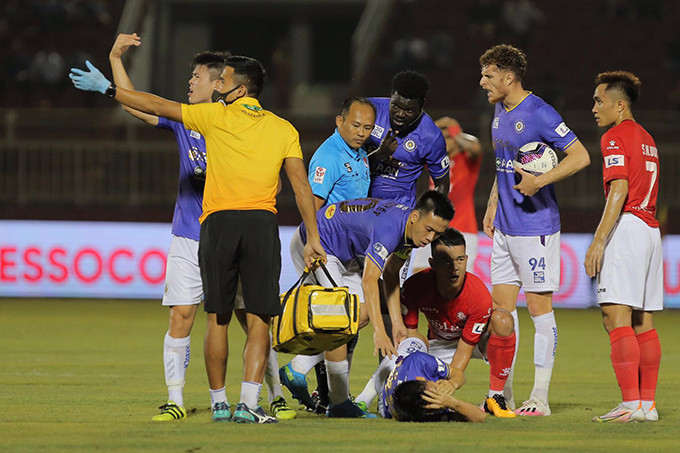 Cận cảnh pha vào bóng của Hoàng Thịnh khiến Hùng Dũng chấn thương nặng