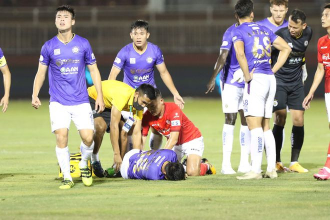 Hủy hoại chân Hùng Dũng, “thợ săn ống đồng” Ngô Hoàng Thịnh bị treo giò đến hết tháng 12
