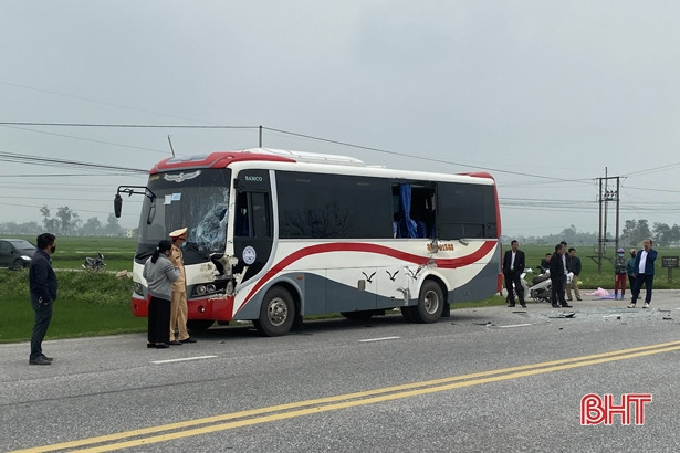 Hà Tĩnh: Đâm xe khách móp đầu, xe tải lao xuống ruộng, tài xế bị thương