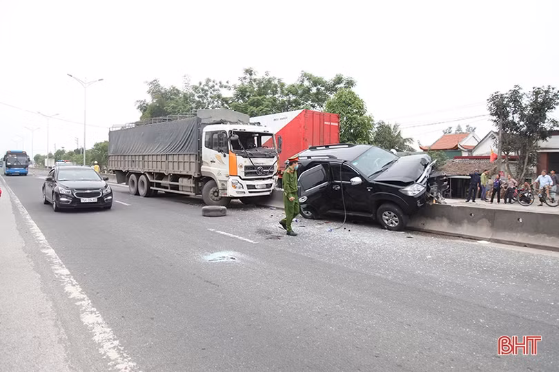 Xe tải “lùa” xe 7 chỗ cày bay dải phân cách trên QL 1A