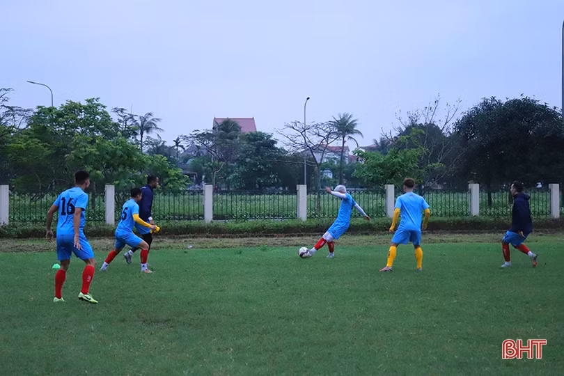 Cầu thủ Hải Phòng tập nhẹ trước trận gặp chủ nhà Hồng Lĩnh Hà Tĩnh