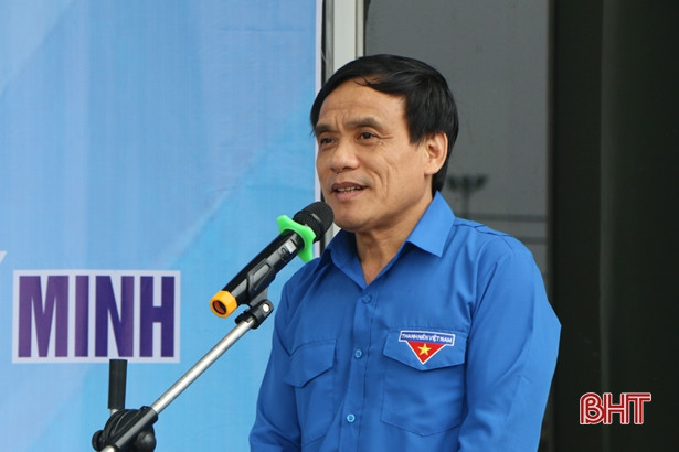 Đoàn Thanh niên BIDV Hà Tĩnh bàn giao công trình bảng điện tử cho Trường Chính trị Trần Phú