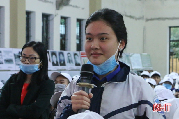 Cán bộ Bảo tàng Xô Viết Nghệ Tĩnh nói chuyện truyền thống với học sinh Hà Tĩnh