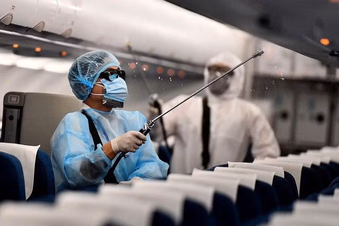 89/89 người ở Hà Nội cùng chuyến bay có 2 cô gái mắc Covid-19 đã âm tính, 44.000 người tiêm vắc xin AstraZeneca