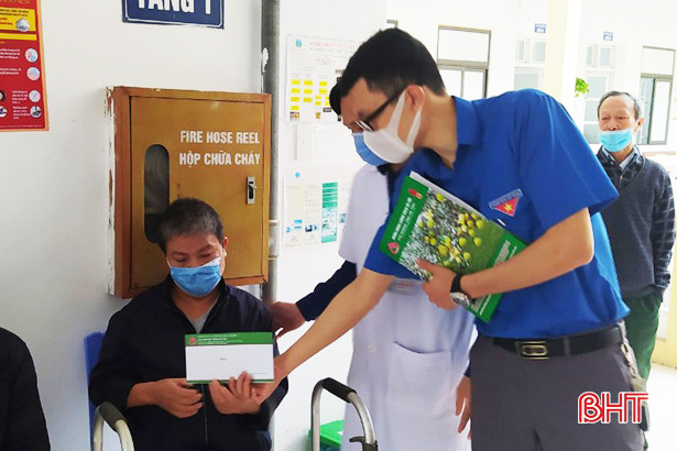 30 suất quà đến với bệnh nhân khó khăn ở Bệnh viện Y học cổ truyền Hà Tĩnh