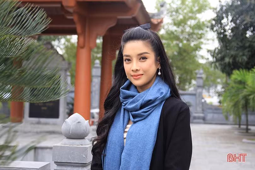 Nghệ sỹ Mai Thu Huyền cùng đoàn làm phim điện ảnh “Kiều” dâng hương tưởng niệm Đại thi hào Nguyễn Du