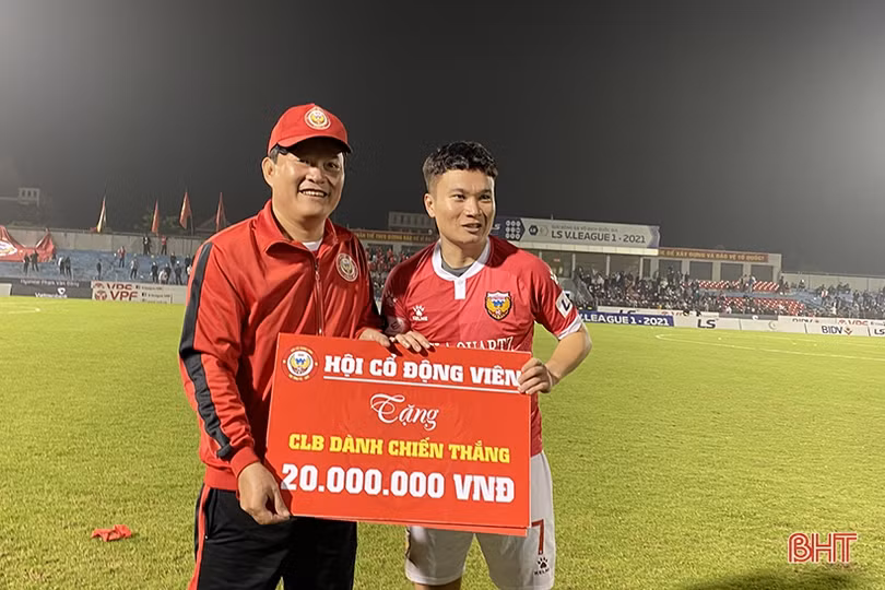 Hồng Lĩnh Hà Tĩnh nhận nhiều phần thưởng sau chiến thắng trước Hải Phòng