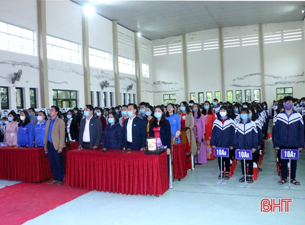 Cán bộ Bảo tàng Xô Viết Nghệ Tĩnh nói chuyện truyền thống với học sinh Hà Tĩnh