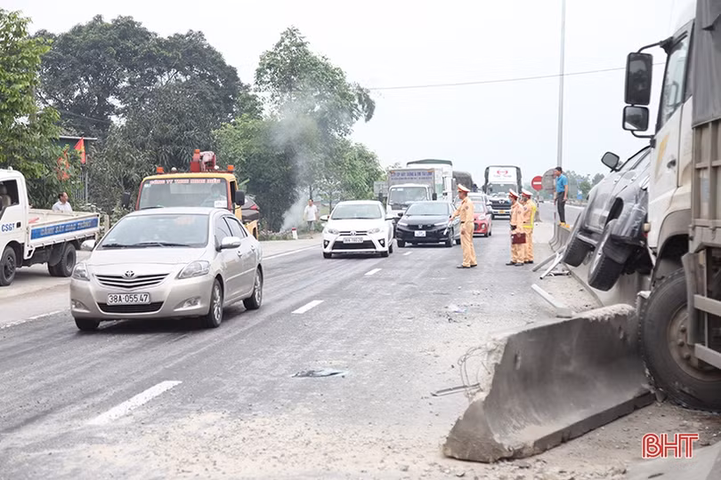 Xe tải “lùa” xe 7 chỗ cày bay dải phân cách trên QL 1A