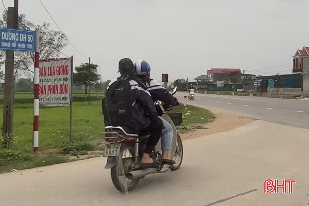 Nhiều học sinh đầu trần “vi vu” xe máy đến trường ở Đức Thọ