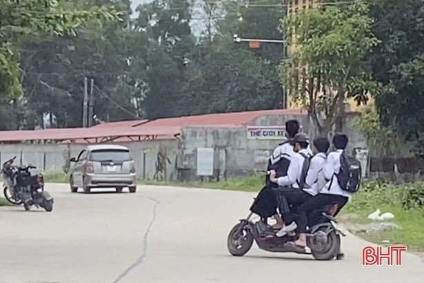 Nhiều học sinh đầu trần “vi vu” xe máy đến trường ở Đức Thọ