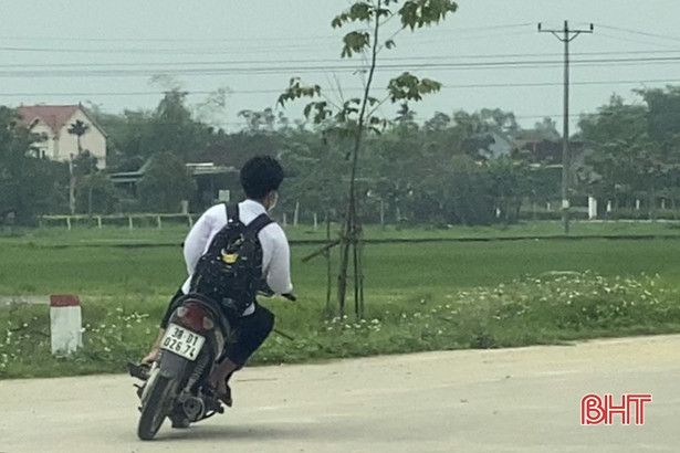 Nhiều học sinh đầu trần “vi vu” xe máy đến trường ở Đức Thọ