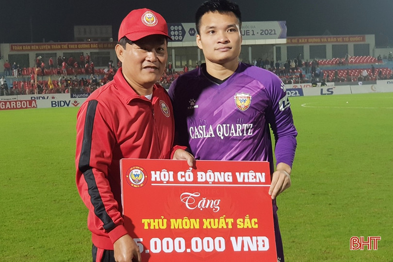 Hồng Lĩnh Hà Tĩnh nhận nhiều phần thưởng sau chiến thắng trước Hải Phòng