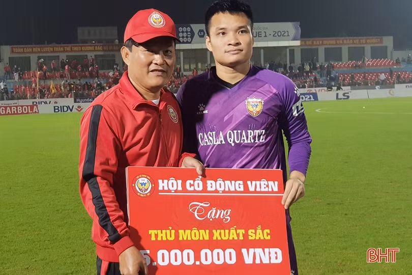 Hồng Lĩnh Hà Tĩnh nhận nhiều phần thưởng sau chiến thắng trước Hải Phòng