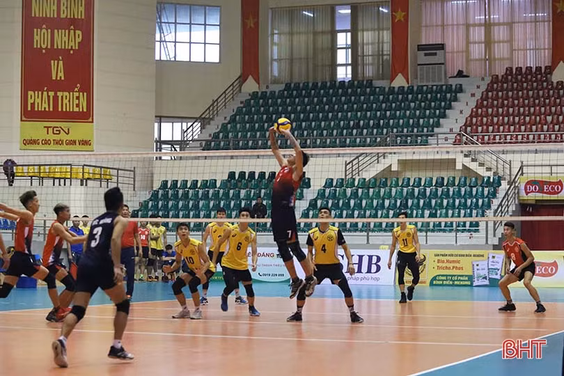 Bóng chuyền Hà Tĩnh thắng Hà Nội ngày ra quân Cúp Hoa Lư - Bình Điền 2021