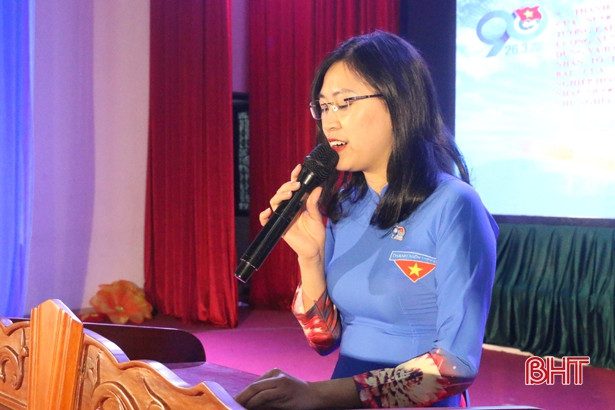 Cán bộ Bảo tàng Xô Viết Nghệ Tĩnh nói chuyện truyền thống với học sinh Hà Tĩnh