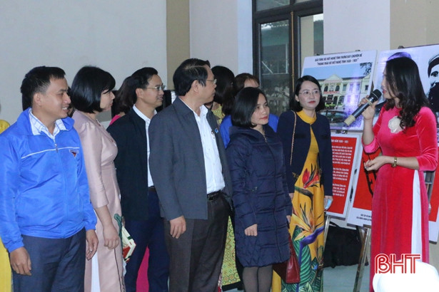 Cán bộ Bảo tàng Xô Viết Nghệ Tĩnh nói chuyện truyền thống với học sinh Hà Tĩnh