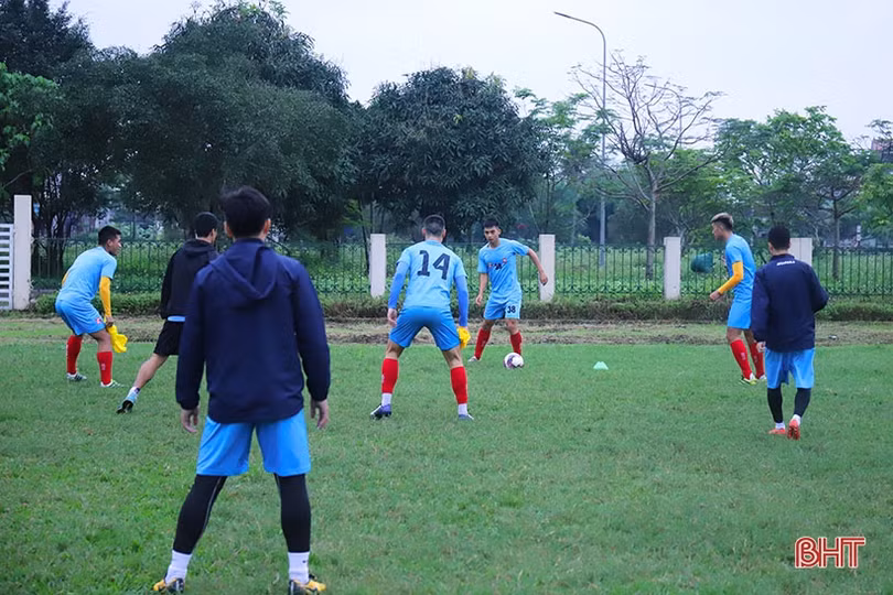 Cầu thủ Hải Phòng tập nhẹ trước trận gặp chủ nhà Hồng Lĩnh Hà Tĩnh