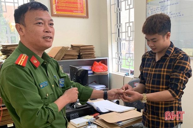 Trả lại nhẫn vàng trị giá 13 triệu đồng cho người đánh rơi ở Cẩm Xuyên