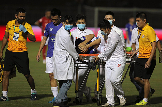 Cận cảnh pha vào bóng của Hoàng Thịnh khiến Hùng Dũng chấn thương nặng