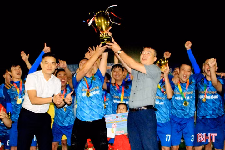 FC Đức Mạnh vô địch Cúp nha khoa Mai Hùng Group