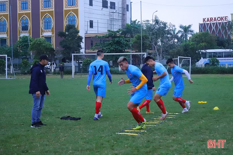 Cầu thủ Hải Phòng tập nhẹ trước trận gặp chủ nhà Hồng Lĩnh Hà Tĩnh