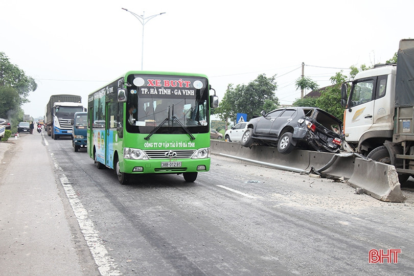 Xe tải “lùa” xe 7 chỗ cày bay dải phân cách trên QL 1A