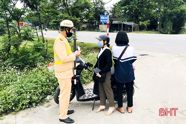 Công an Đức Thọ xử phạt học sinh điều khiển xe máy đến trường khi chưa đủ tuổi, không đội mũ bảo hiểm