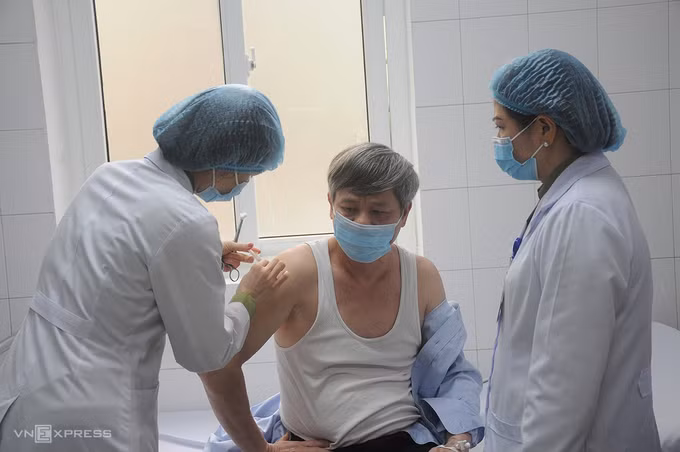 Phó Thủ tướng Vũ Đức Đam tiêm thử vaccine Nano Covax