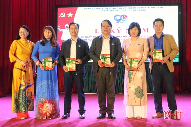 Cán bộ Bảo tàng Xô Viết Nghệ Tĩnh nói chuyện truyền thống với học sinh Hà Tĩnh