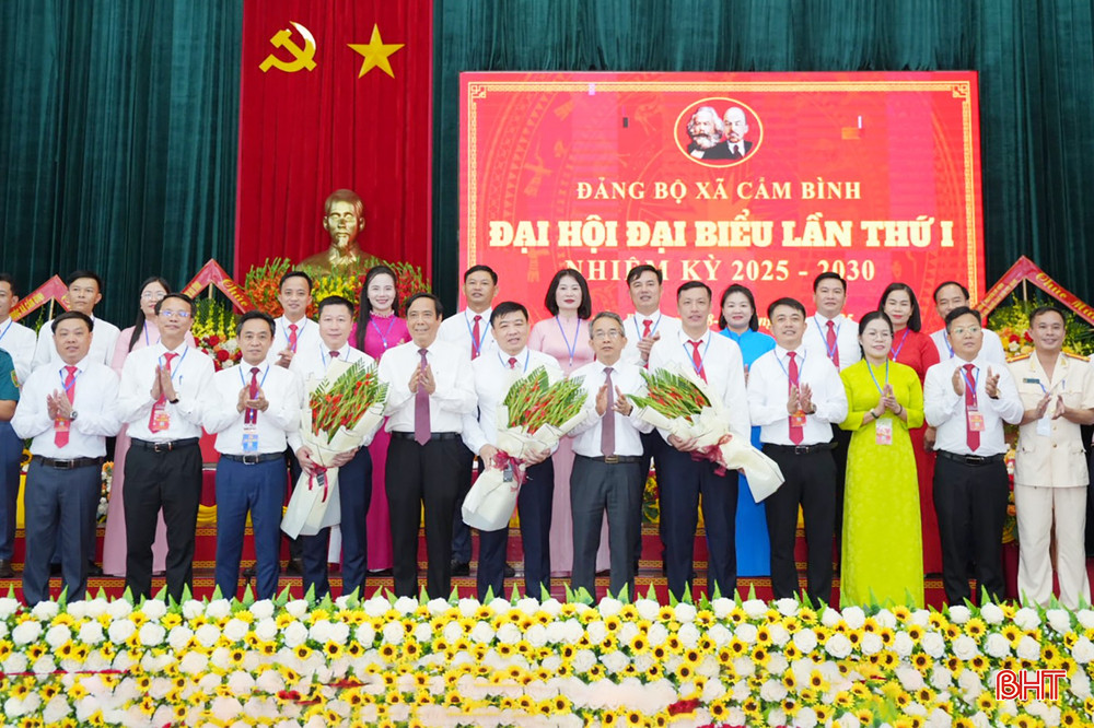 Chủ tịch Trung ương Hội Người cao tuổi Việt Nam Nguyễn Thanh Bình, Phó Bí thư Thường trực Tỉnh ủy Trần Thế Dũng và Chủ nhiệm UBKT Tỉnh ủy Hà Văn Trọng tặng hoa chúc mừng BCH Đảng bộ xã Cẩm Bình nhiệm kỳ mới. bqbht_br_tdt02529-copy.jpg