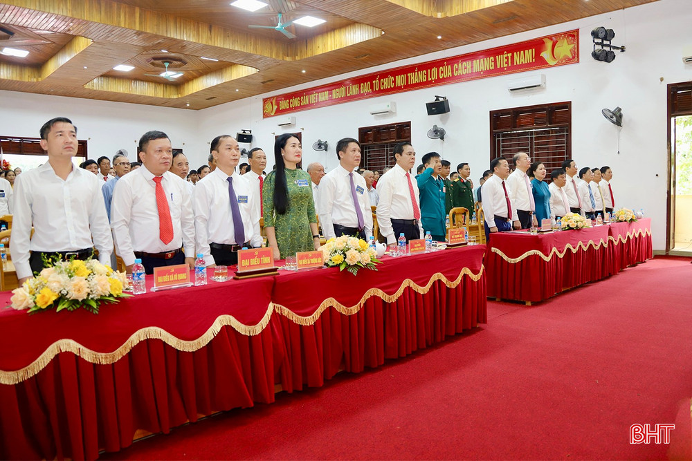Đại biểu thực hiện nghi lễ chào cờ. bqbht_br_img-0430-copy.jpg