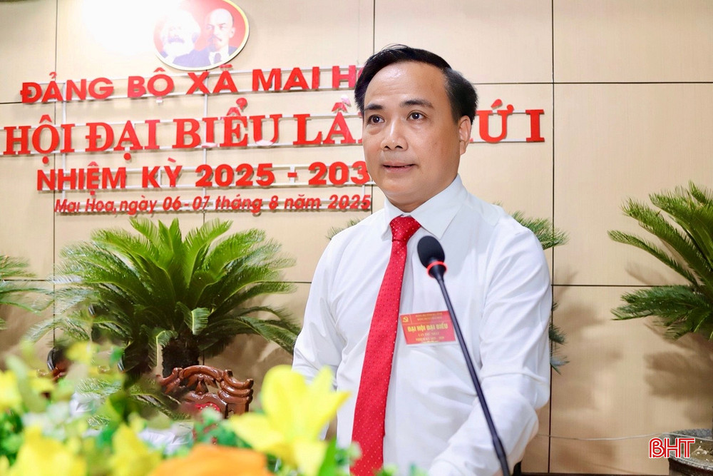 Đồng chí Lê Thanh Nghị - Bí thư Đảng ủy, Chủ tịch HĐND xã Mai Hoa trình bày dự thảo báo cáo chính trị. bqbht_br_img-3265-copy.jpg