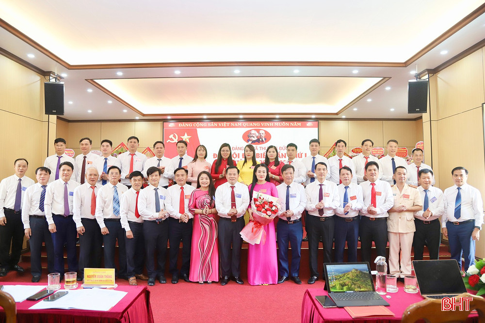 Đại tá Nguyễn Xuân Thắng - Chỉ huy trưởng Bộ CHQS tỉnh và đại biểu tặng hoa chúc mừng BCH Đảng bộ xã Thượng Đức nhiệm kỳ mới. Đại tá Nguyễn Xuân Thắng - Chỉ huy trưởng Bộ CHQS tỉnh và đại biểu tặng hoa chúc mừng BCH Đảng bộ xã Thượng Đức nhiệm kỳ mới.
