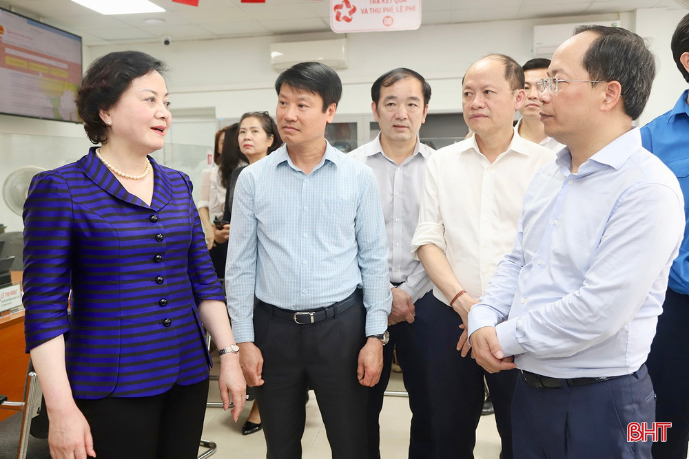 Phó Thủ tướng Chính phủ Phạm Thị Thanh Trà và đoàn công tác kiểm tra việc vận hành tại Trung tâm Phục vụ Hành chính công phường Thành Sen.