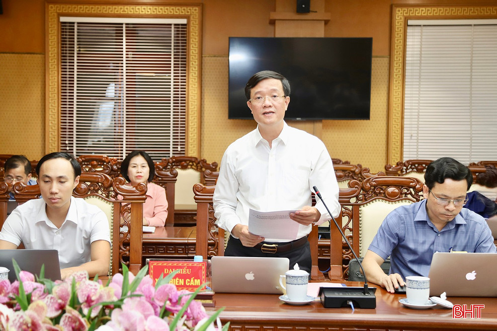 Đồng chí Nguyễn Bá Đức - Bí thư Đảng ủy, Chủ tịch HĐND xã Thiên Cầm báo cáo tại hội nghị. bqbht_br_img-9102-copy.jpg
