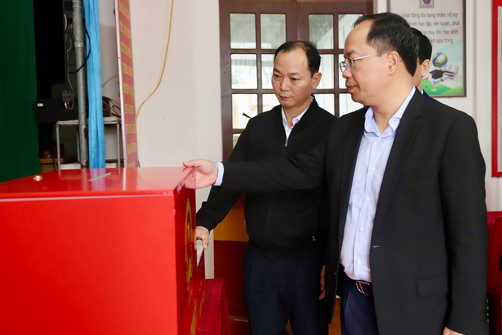 Đoàn công tác kiểm tra tại khu vực bỏ phiếu số 6 (xã Đức Thịnh).