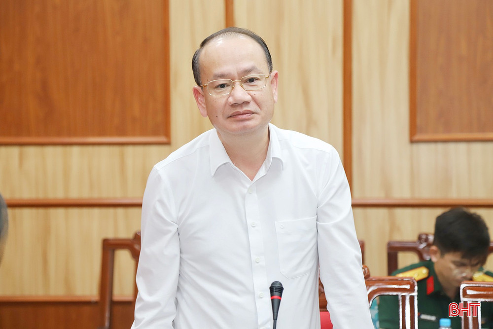 Phó Trưởng ban Tuyên giáo và Dân vận Tỉnh ủy Phan Tấn Linh góp ý vào văn kiện đại hội các địa phương. Phó Trưởng ban Tuyên giáo và Dân vận Tỉnh ủy Phan Tấn Linh góp ý vào văn kiện đại hội các địa phương.